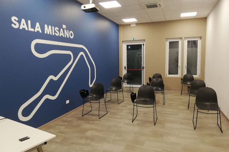 sala con mappa del circuito di Misano su muro